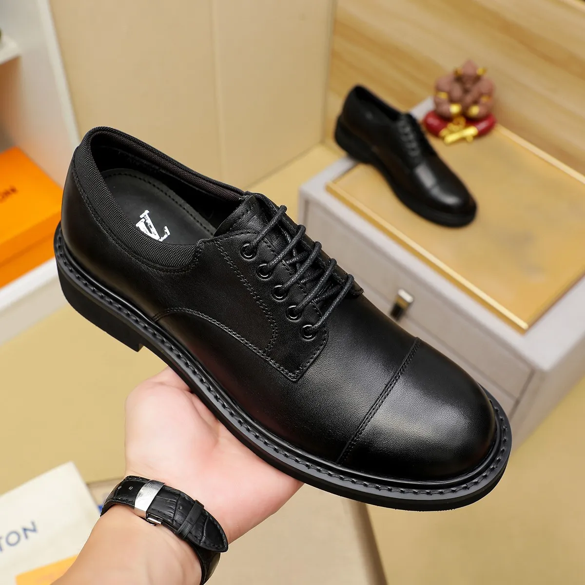 Men's shoes 💰 660 💰 Louis Vuitton LV ® 🆕 model 🔛Full shoe counter, first layer cowhide, 🐂leather lining casual shoes for men, super soft outsole, essential for driving. Counter synchronization, original first layer cowhide, completely 1:1 mold customization🌹top version, color optional! Number: 39-44 (customized at 38.45)